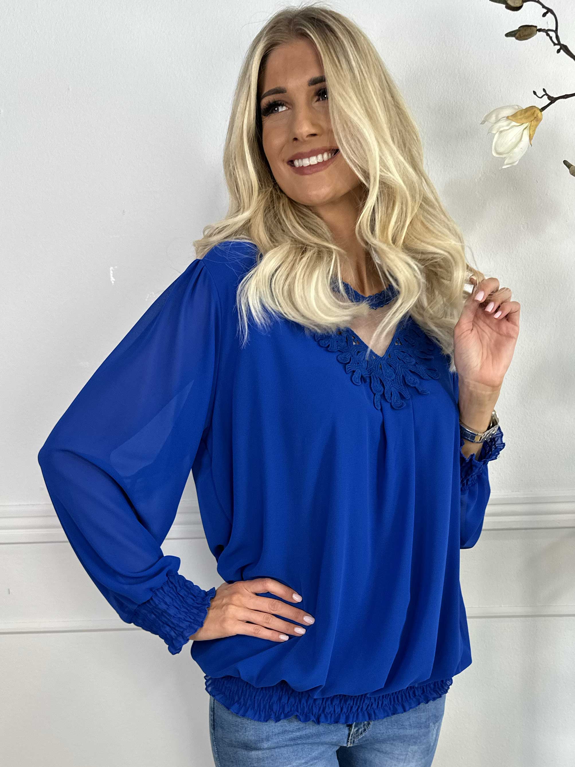 Addison - Tunika i chiffon med detaljer i udskæringen